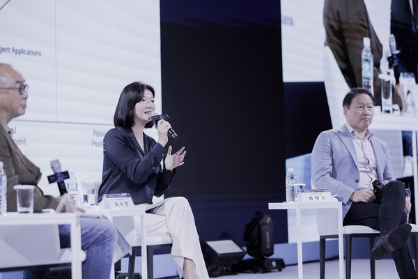 19일 제주신라호텔에서 개최된 대한상의 제주포럼에서 네이버 최수연 대표(가운데)가 대한상의 최태원 회장(오른쪽), 카이스트 김재철AI대학원 정송 원장과 ‘AI 시대, 우리 기업의 도전과 미래 비전’을 주제로 대담을 나누고 있다. (사진=네이버)