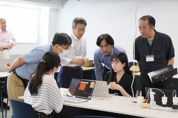 현지 대회 관계자들에게 인공지능 개발과정을 설명하는 연세대팀