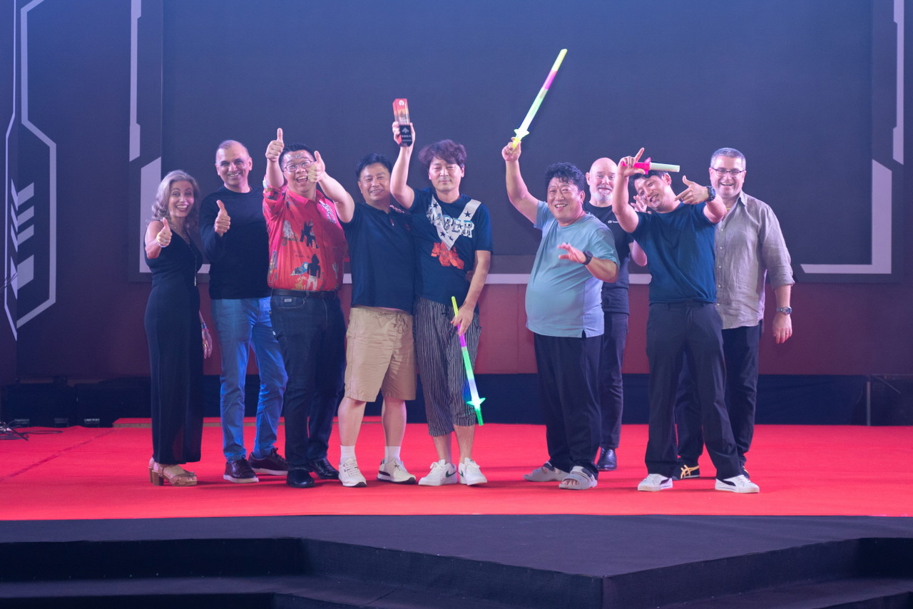 버티브 파트너 어워드 수상자들이 기념촬영을 하고 있다.