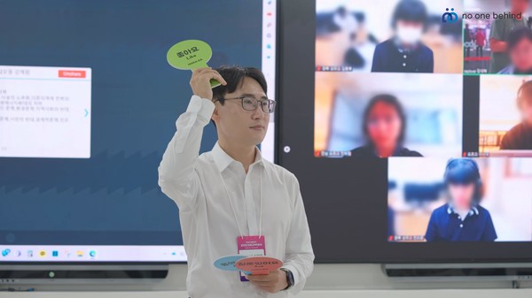 2024 대한민국 글로컬 미래교육박람회에서 미네르바 토론식 수업을 시연하고 있는 순천미래과학고등학교 강대혁 교사.