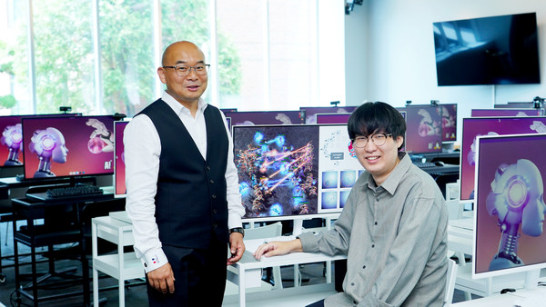 왼쪽부터 AI대학원 안창욱 교수, 이동현 박사과정생.