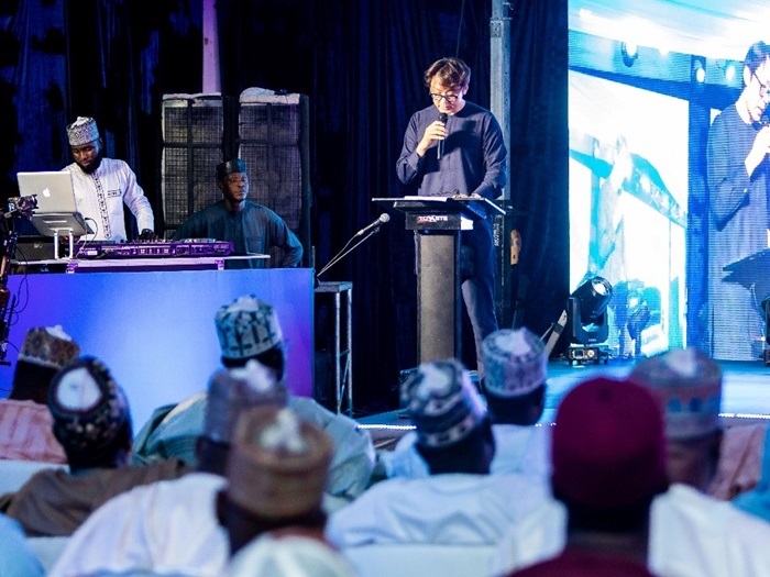 오태림 글루와 대표가 지난 23일 나이지리아 지가와(Jigawa)주 두체(Dutse)에서 열린 ‘인공지능 전문 블록체인 기술교육 및 아웃소싱 이니셔티브’ 출범식에서 연설하고 있다.