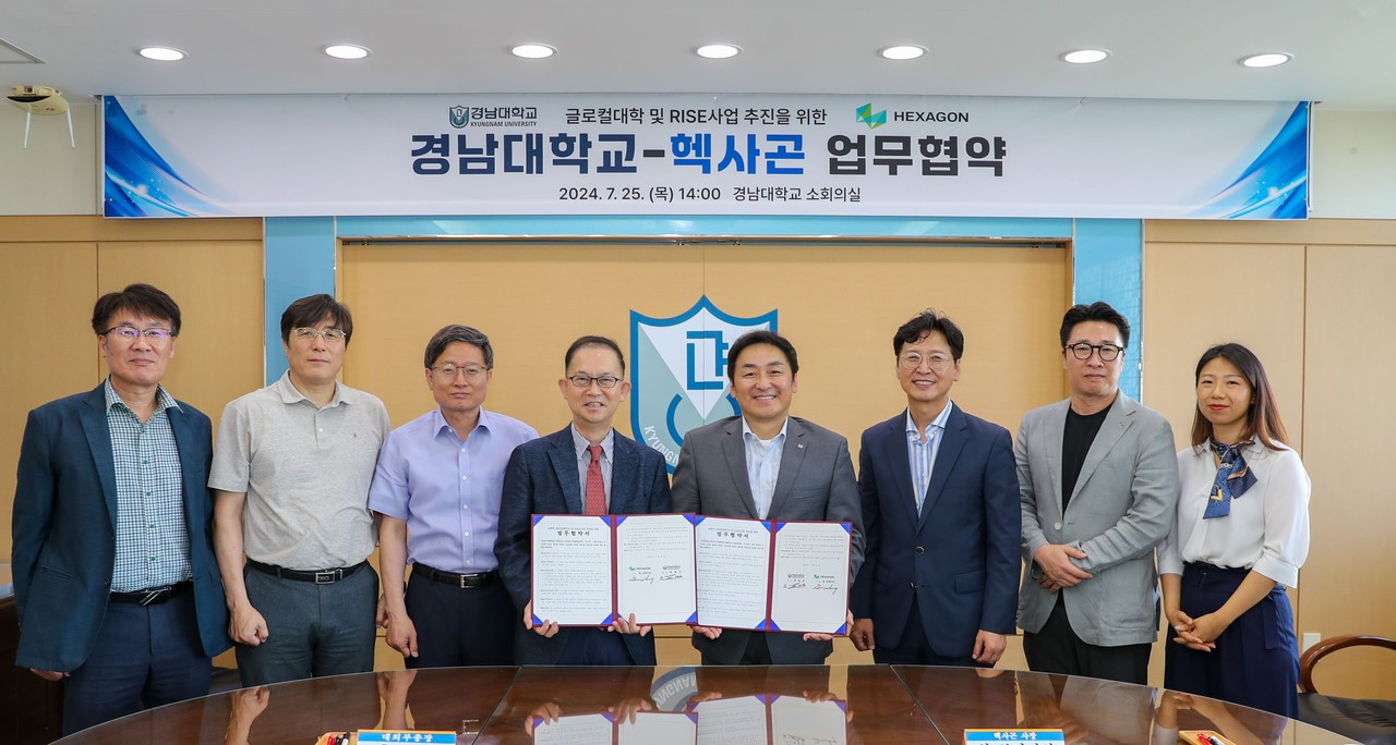 경남대학교 홍정효 대외부총장(가운데 왼쪽)과 헥사곤 메뉴팩처링 인텔리전스 코리아 성 브라이언 사장(가운데 오른쪽)을 비롯한 양사 관계자들이 지난 25일 경남대학교에서 열린 업무협약식에서 MOU 체결 후 기념 촬영을 하고 있다. (사진=헥사곤 매뉴팩처링 인텔리전스 코리아)