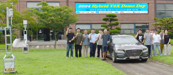 자율주행 차량 위치 측위 및 신호등 자동변경 공개 시연에 앞서 기념사진을 촬영하고 있는 모습.