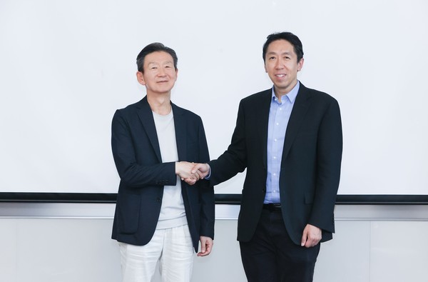 LG유플러스 황현식 사장이 인공지능 세계 4대 석학 중 한 명인 앤드류 응 스탠퍼드대 교수와 만나 글로벌 AI 협력 방안에 대해 논의했다. 사진은 29일 오후 LG유플러스에서 만난 황현식 사장(왼쪽)과 앤드류 응 교수의 모습.