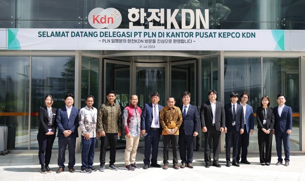 인도네시아 전력공사(PLN) 방문단과 관계자들 단체 사진.