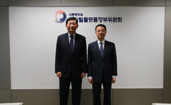 고진 디지털플랫폼정부위원회 위원장(좌)이 응우엔 마잉 흥 베트남 정보통신부 장관(우)을 만나 기념 촬영을 하고 있다.