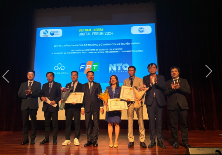 2024 한국-베트남 디지털 포럼 행사 현장. 과기정통부 황규철 소프트웨어정책관(왼쪽에서 첫 번째), 베트남 정보통신부 응우옌 만 훙 장관(왼쪽에서 네 번째), KOSA 조준희 협회장(오른쪽에서 두 번째) 등 양국 관계자들이 기념 촬영을 하고 있다. (사진=KOSA)