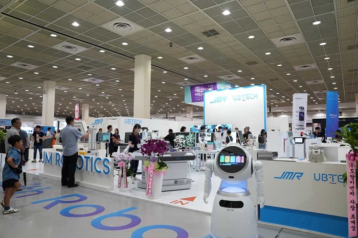 미래교육에 관한 교육프로그램에 전시장을 둘러보고 있는 참가자들 (사진=2024 에듀플러스위크 홈페이지)