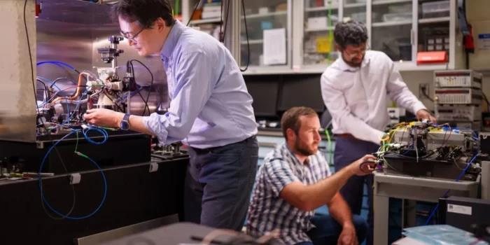 워털루 대학교 연구원들이 스마트 원단을 개발하고 있는 모습. 사진=워털루 대학교