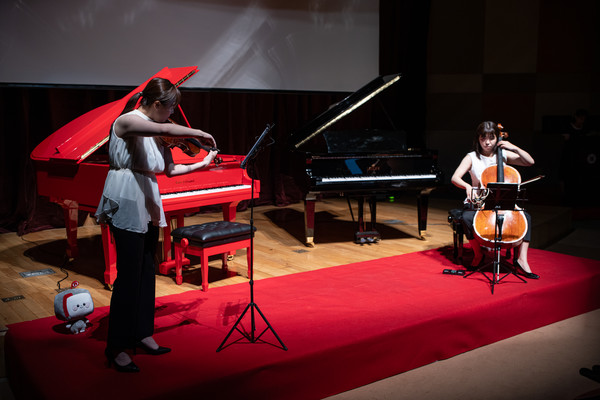 AI 피아노와 함께 바이올리니스트 유수진·첼리스트 김선주 협연.