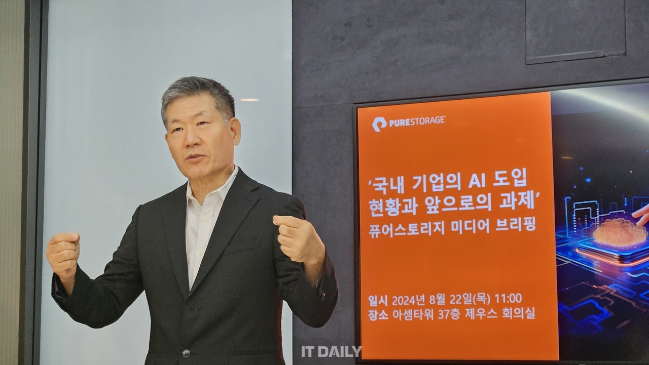 퓨어스토리지코리아 유재성 사장이 간담회에서 인사말을 전하고 있다.