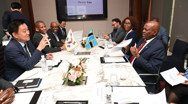 보츠와나대통령과 면담하고 있는 NIA 황종성 원장(좌).