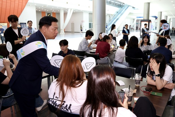 에너지 보안을 위한 에너지 절약 손부채를 나눠주고 있다.