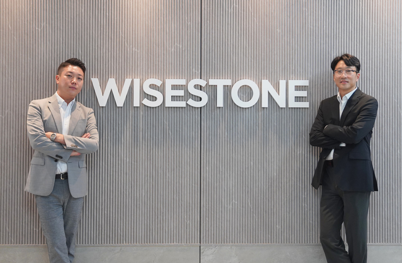 와이즈스톤 ICT시험인증연구소 고재정 센터장(오른쪽), 윤종운 수석연구원