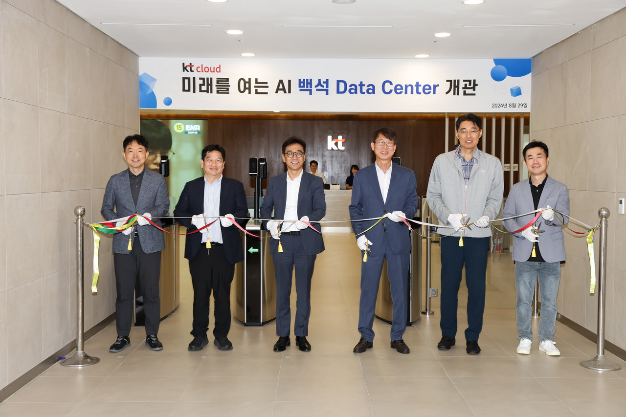 (왼쪽부터) GS네오텍 이용희 기전사업부 상무, KT클라우드 이찬우 IDC운용담당, 김승운 IDC본부장, 김상곤 IDC사업담당, KT 유경탁 미디어센터장, KT클라우드 송용준 IDC기업고객팀장