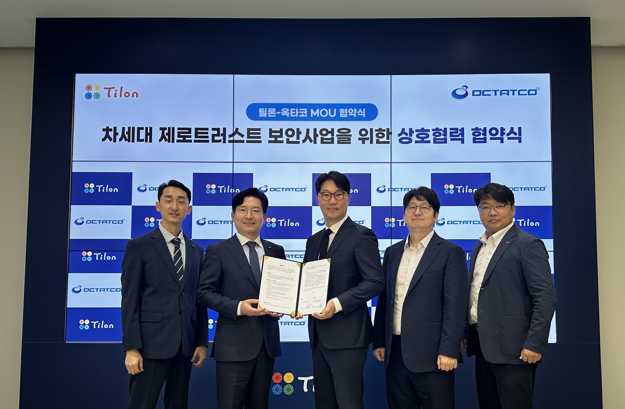 틸론 최백준 대표(왼쪽 두 번째), 옥타코 이재형 대표(왼쪽 세 번째)를 비롯한 양사 관계자들이 협약 체결 후 기념촬영을 했다.