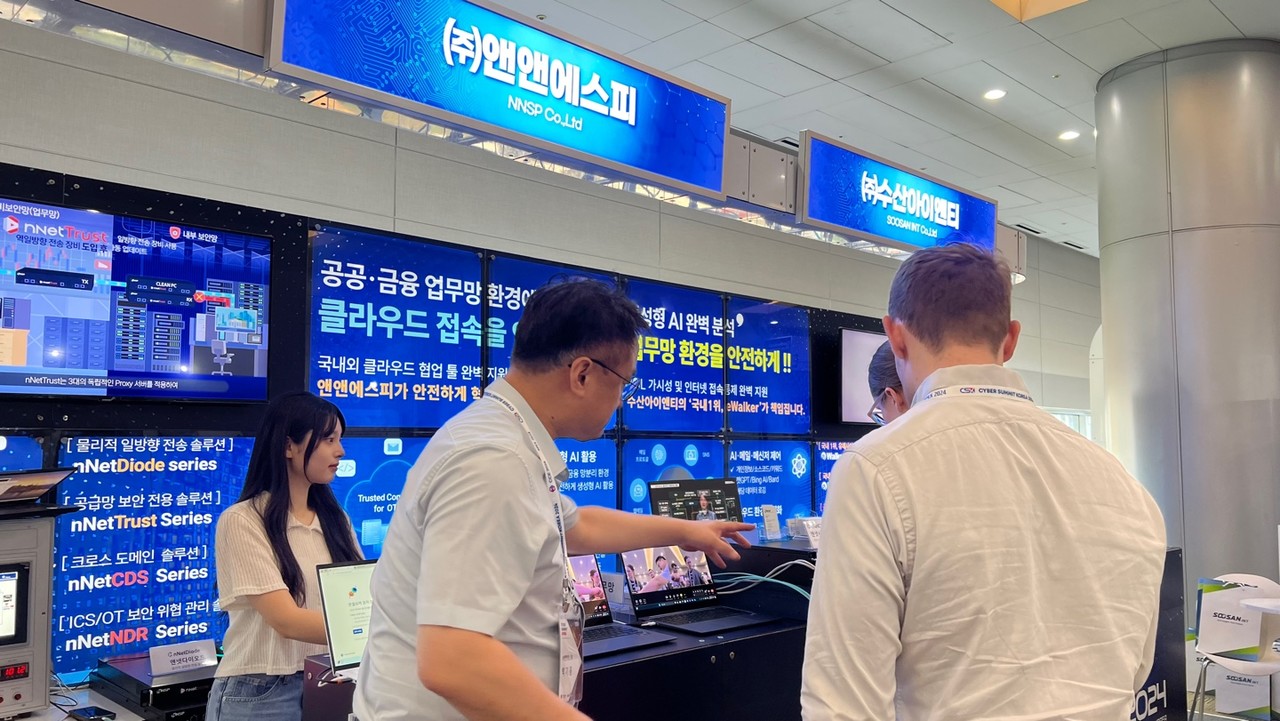 앤앤에스피 김일용 대표가  고객에게 ‘앤넷 CDS CSG’를 설명하고 있다. 