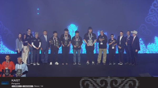 2024 국제 대학생프로그래밍 경시대회 KAIST팀 은메달 수상 모습.