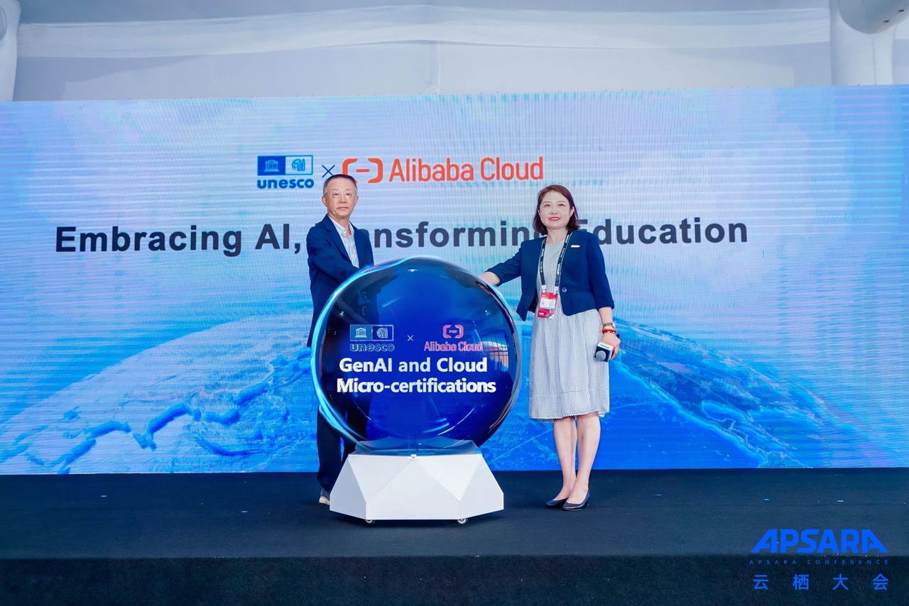 유네스코 국제고등교육혁신센터 리 밍(Li Ming) 설립 이사(왼쪽), 알리바바 클라우드 셀리나 위안(Selina Yuan) 글로벌 사업 부문 회장