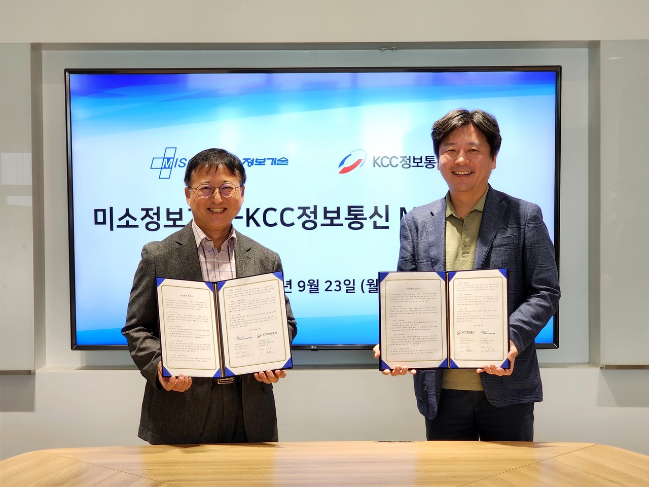 미소정보기술이 KCC정보통신과 공공 및 엔터프라이즈 AI 시장 공략을 위해 ‘생성형 AI를 위한 멀티모달 데이터 플랫폼 사업’ 제휴를 체결했다. (오른쪽부터) 미소정보기술 안동욱 대표, KCC정보통신 유경태 대표. (사진=미소정보기술)