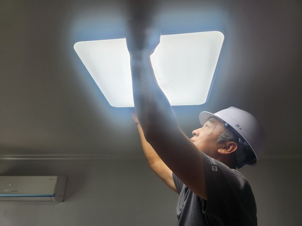 노후 조명기기 교체 후 확인하는 한전KDN 직원 모습.