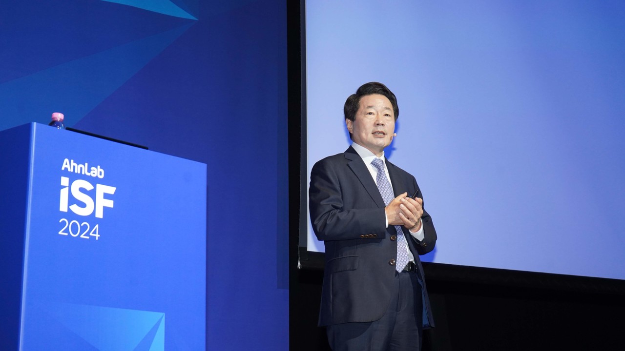 안랩 ISF 2024에서 인사말을 하는 강석균 대표