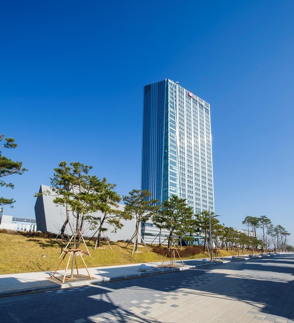 한국전력 본사 전경.