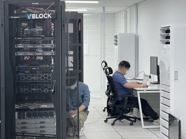  에스넷시스템 직원이 업무를 보고 있다. (출처: 에스넷그룹)