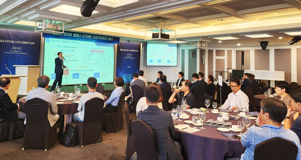  지티원은 매년 ‘지티원 커스터머 데이’를 개최하고 IT 시장 트렌드와 지티원의 솔루션 관련 정보를 파트너와 고객들과 공유하고 있다. 지티원 이수용 대표가 이번 행사에서 제품 로드맵과 회사 발전 방향에 대해 설명하고 있다.