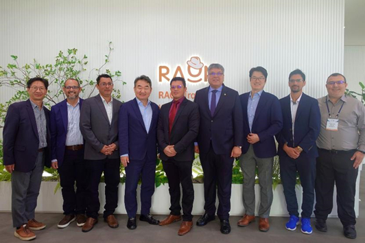 라온시큐어가 코스타리카 정부 고위급 관계자들을 대상으로 지난 25일, 26일 양일 간 한국형 모바일 신분증(K-DID) 기술에 대한 교육 세미나를 실시했으며, 참석자들이 기념사진을 촬영하고 있다.