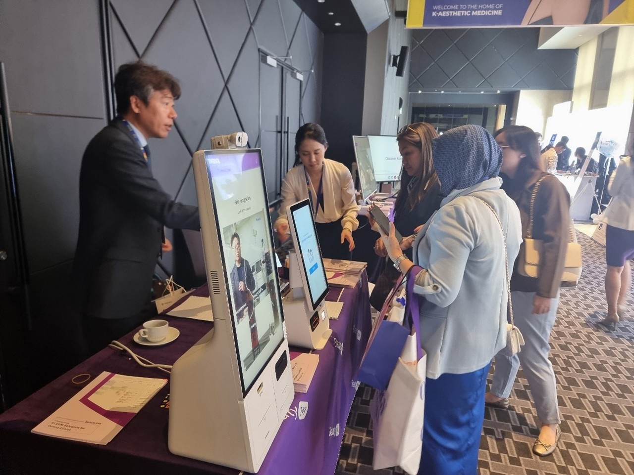 스페컴이 ICLAS 국제 심포지엄에서 ‘뷰티페이 CRM’을 선보였다.