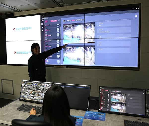 코오롱글로벌 직원이 과천 코오롱타워에 위치한 통합관제센터에서 코오롱베니트 ‘비전AI’ 실증 프로젝트를 수행하고 있다.