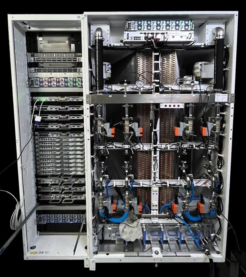 MS 애저가 공식 X 계정에서 엔비디아 GB200을 탑재한 서버를 공개했다.