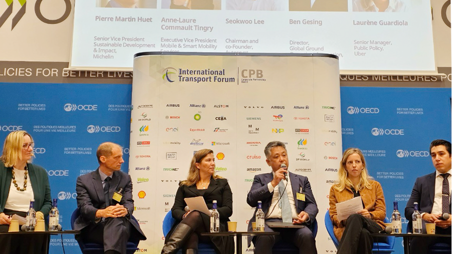 아우토크립트 이석우 대표가(왼쪽에서 네 번째) 미래차 보안 시스템 정책에 대한 의견을 전달하고 있다. 