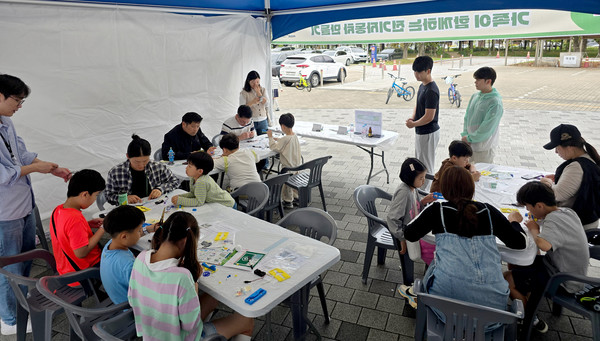 GIST 차세대에너지연구소가 운영한 가족이 함께하는 전기자동차 만들기 체험 부스 전경.