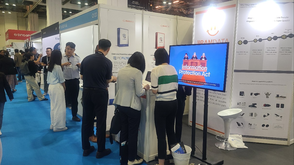 지란지교데이터는 테크위크 싱가포르 2024에서 참관객을 대상으로 인공지능 기술이 적용된 데이터 보호 솔루션을 소개했다.