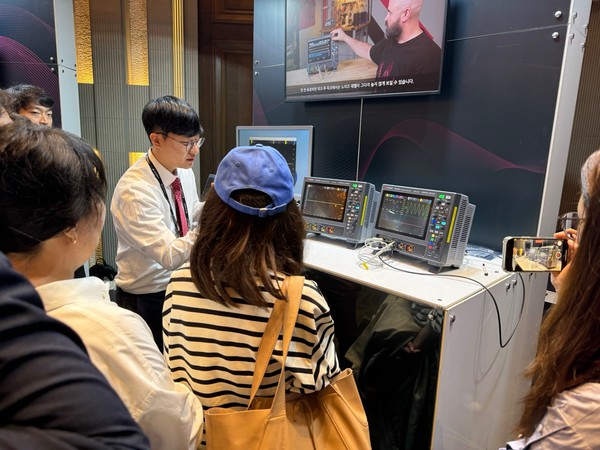 신제품 ‘인피니비전 HD3’를 키사이트 관계자가 설명하고 있다. (사진=나호정 기자)