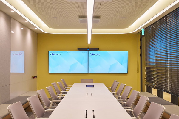 몰로코 한국 지사 회의실에 설치된 로지텍의 스마트 워크플레이스 솔루션.