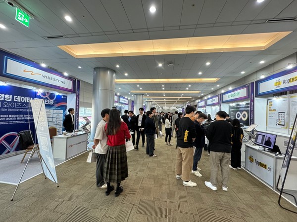 베스트콘 2024 참가자들이 행사 전시부스에서 각 기업들의 솔루션을 관람하고 있다. (사진=나호정 기자)
