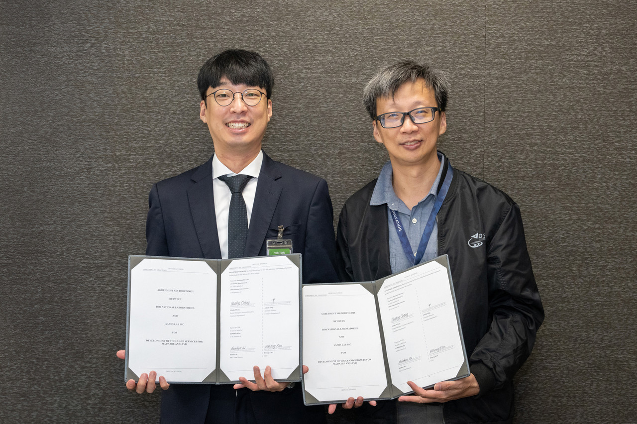 샌즈랩 김기홍 대표(왼쪽), DSO 정보 부서 Quek Yee Kian 시니어 디렉터