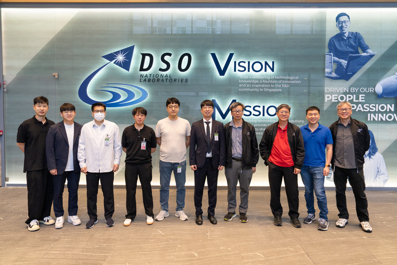 싱가포르 국립연구소에서 샌즈랩과 DSO 대표단이 함께 기념 촬영을 하고 있다.