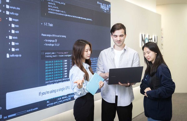 SK텔레콤과 K-AI 얼라이언스 멤버사로 새롭게 합류한 노타AI의 구성원들이 ‘SK AI 서밋 2024’ 참가를 앞두고 전시 참가 내용 등에 대해 논의하는 모습.