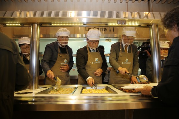 KCA 직원들이 배식봉사를 하고 있는 모습.