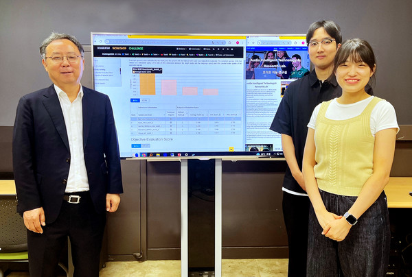왼쪽부터 전기전자컴퓨터공학부 김홍국 교수, 이도현 학생, 송윤아 학생.