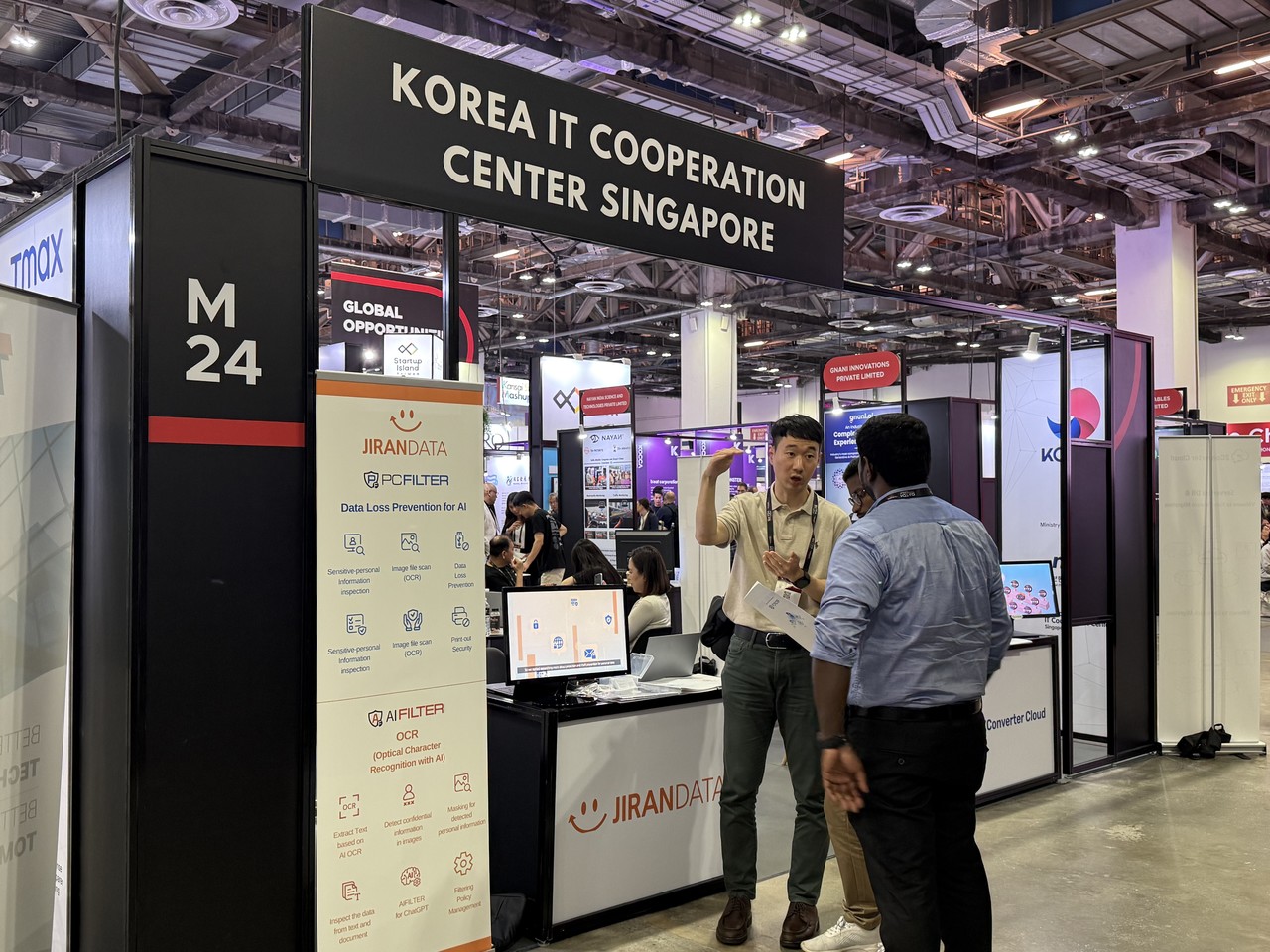 지란지교데이터가 SWITCH 2024 참관객을 대상으로 엔드포인트 DLP 및 개인정보 보호 솔루션 ‘피씨필터’와 AI 기반 데이터 필터 솔루션 ‘AI필터’를 설명하고 있다.
