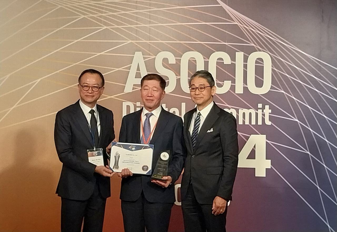 비아이매트릭스 배영근 대표(가운데)가 아소시오 2024 도쿄 어워드에서 수상하고 있다. (사진=비아이매트릭스)