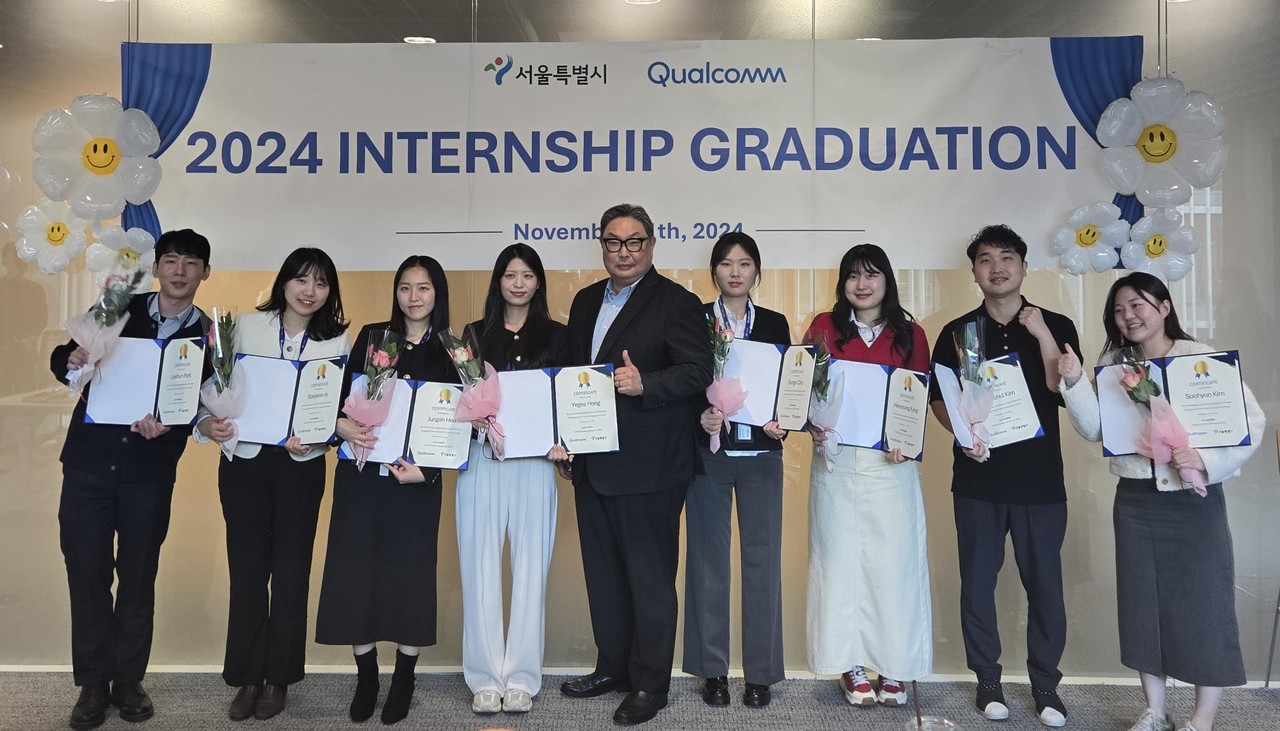 퀄컴 권오형 수석 부사장 겸 아태지역 총괄 사장(왼쪽에서 다섯 번째)이 서울형 청년인턴 직무캠프 참가 인턴들과 단체 사진을 촬영했다.