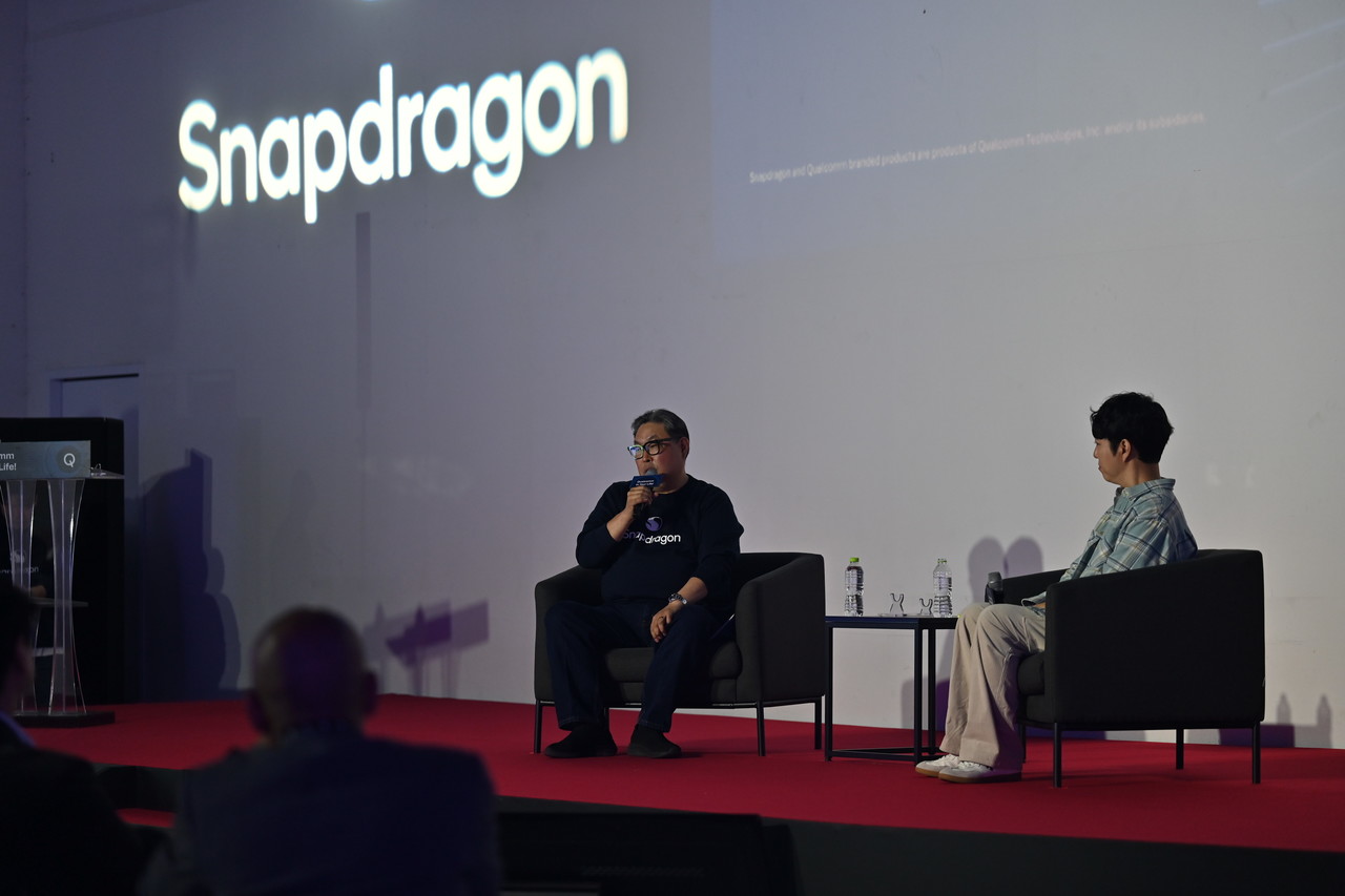 퀄컴 인 유어 라이프에서 퀄컴 권오형 아태지역 총괄 사장(왼쪽)과 과학 유튜버 궤도가 담화를 나누고 있다.