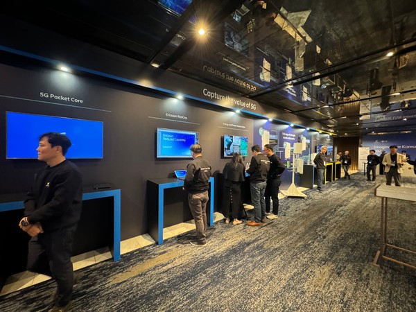 이매진 라이브 코리아 2024 전시 부스를 참가자들이 관람하고 있다. (사진=나호정 기자)